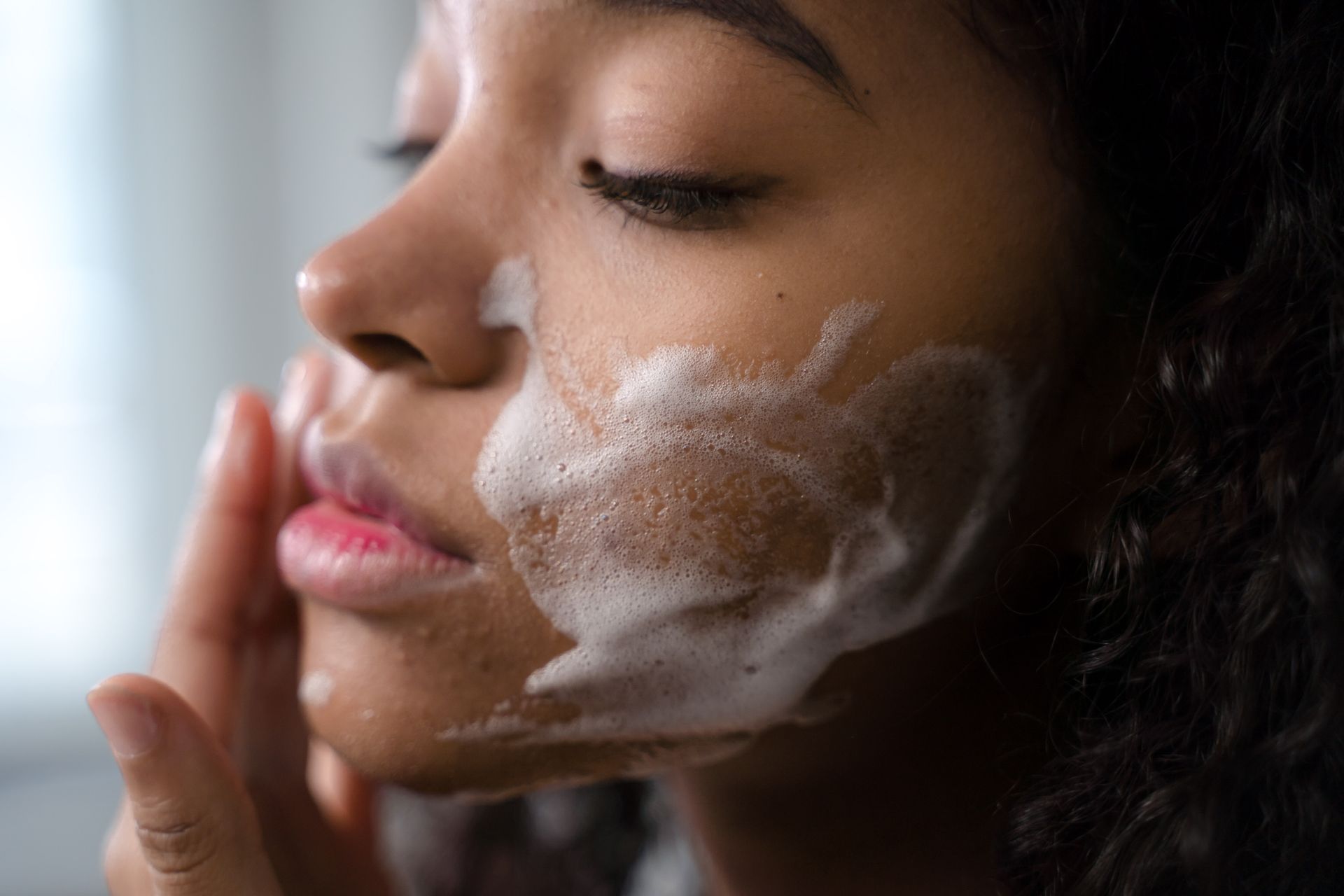 Wanita melakukan rutinitas perawatan kulit (Pexels.com-Ron Lach) Wanita melakukan rutinitas perawatan kulit (Pexels.com-Ron Lach)