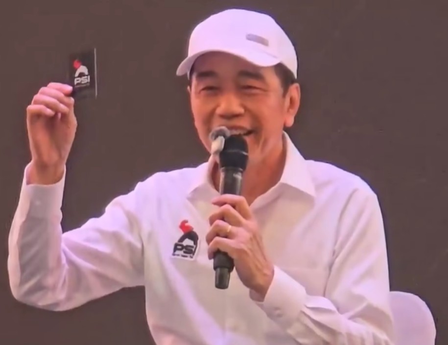 Jokowi menunjukkan karti anggota PSI (YouTube) Jokowi menunjukkan karti anggota PSI (YouTube)