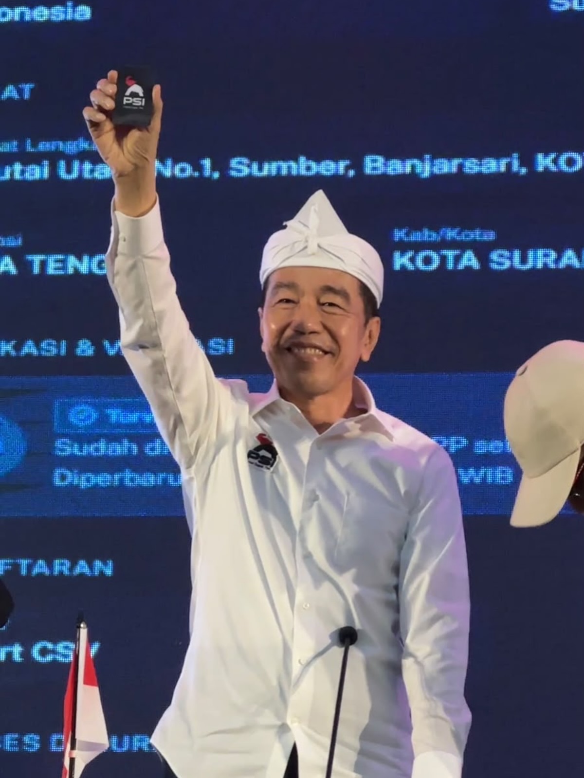 Jokowi menunjukkan karti anggota PSI (Instagram @gracenat) Jokowi menunjukkan karti anggota PSI (Instagram @gracenat)