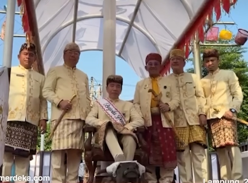 Jokowi terima penghargaan adat di Lampung (Youtube) Jokowi terima penghargaan adat di Lampung (Youtube)