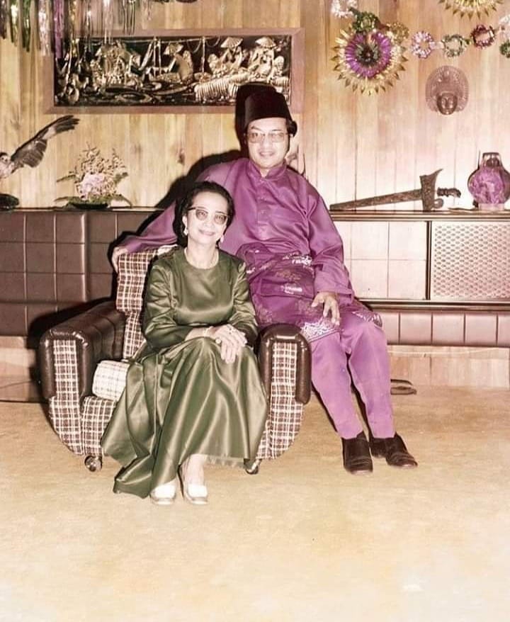 Siti Hasmah bersama Mahathir Mohamad (Instagram @tunsitihasmahofficial) Siti Hasmah bersama Mahathir Mohamad (Instagram @tunsitihasmahofficial)