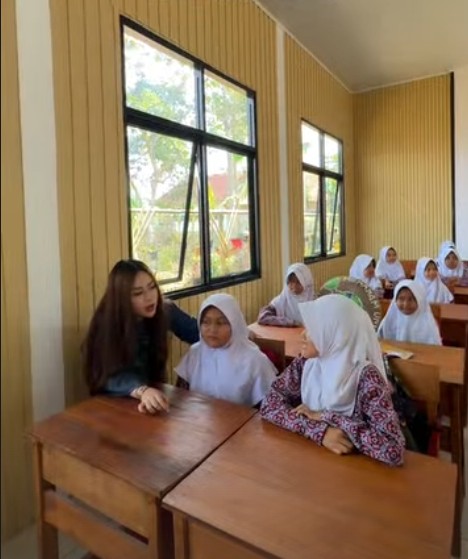 Kelas di SDN 3 Sukanegla Garut (Instagram @baktibarito) Kelas di SDN 3 Sukanegla Garut (Instagram @baktibarito)