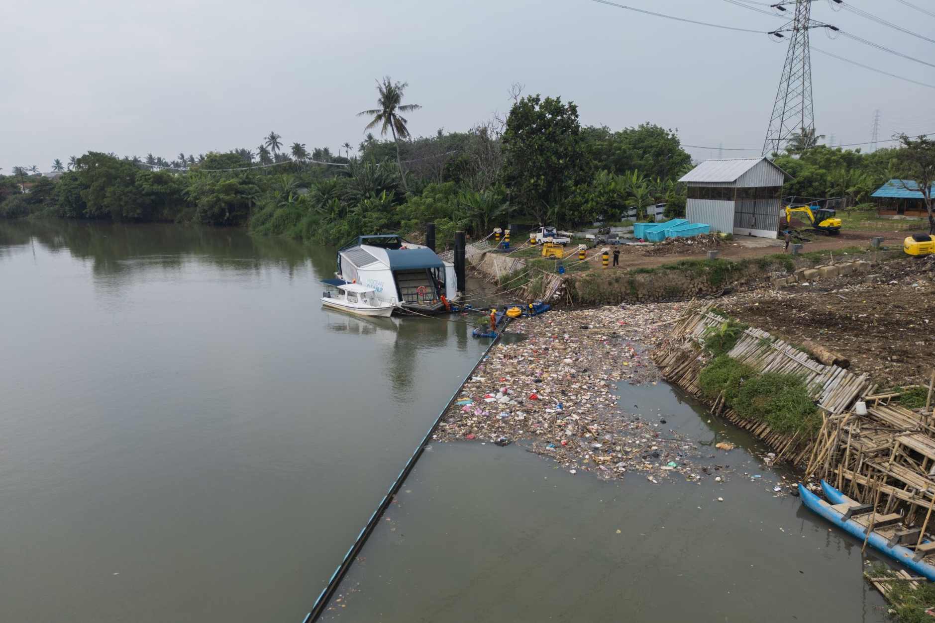 Kapal Pengangkut Sampah Sumbangan Coldplay