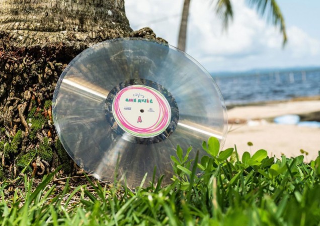 LP Moon Music Coldplay dari sampah plastik