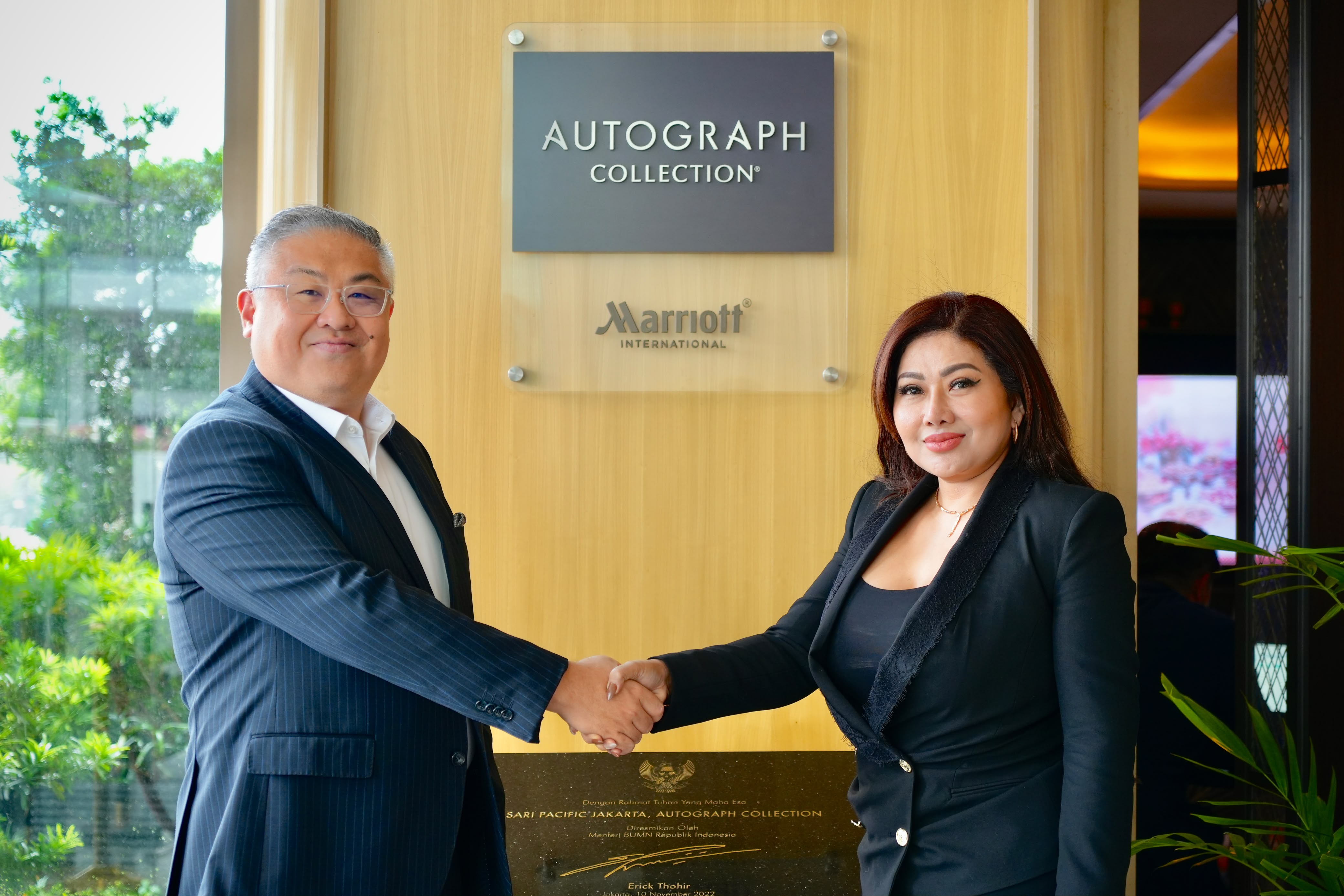 Yohanna Gewang, Founder dan CEO Odilia Infinity Corp, bersama Vincent Yap, General Manager Sari Pacific Jakarta, Autograph Collection