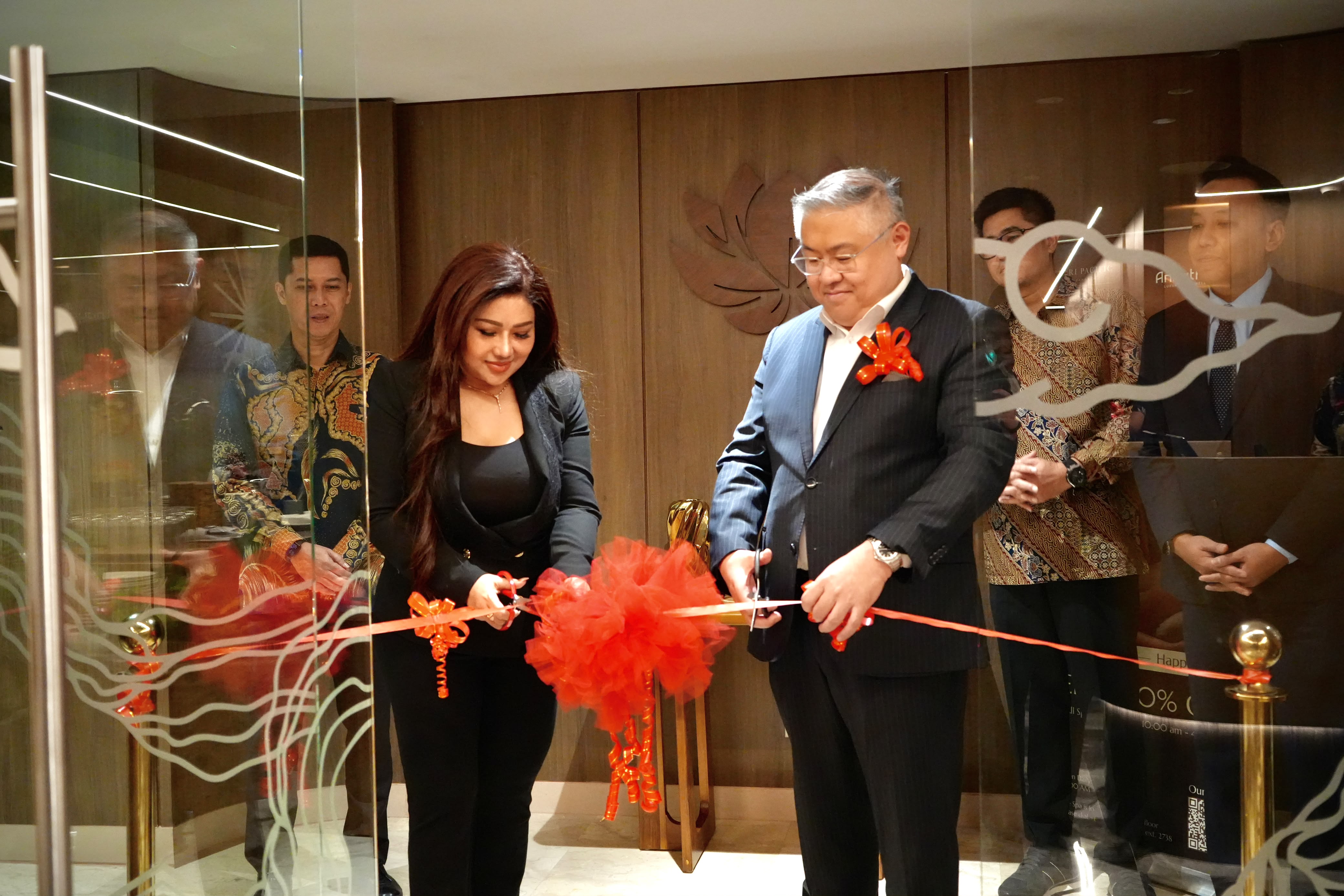 Yohanna Gewang, Founder dan CEO Odilia Infinity Corp, bersama Vincent Yap, General Manager Sari Pacific Jakarta, Autograph Collection