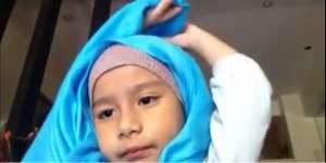 Video Lucu : Bocah Mungil ini Selfie Tutorial Hijab dan Mengunggahnya di Youtube