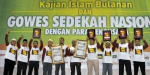 Ustad Yusuf Mansur dan Slank Pimpin `Gowes Sedekah Nasional`