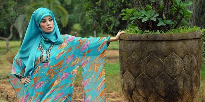 Koleksi Elma Theana Dalam Balutan Hijab