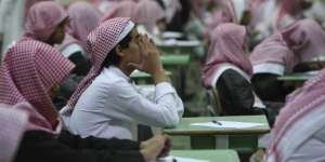 Aksi Nekat Bocah Saudi, Main Ayunan di Kabel Listrik