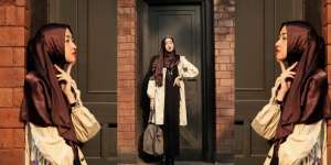 Foto Gaya Hijab Nyentrik Blogger Bandung