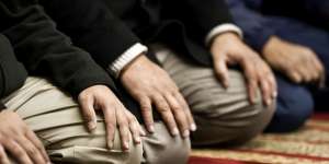 Reaksi Melihat Pemuda Muslim AS Salat di Tempat Umum