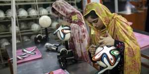 Pekerja Wanita Berhijab Membuat Bola Piala Dunia 2014
