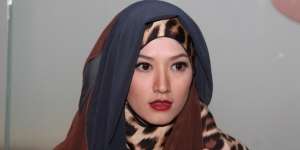 Foto Keanggunan Lyra Virna Berbalut Hijab 