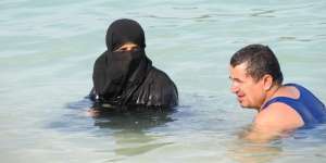 Qatar Larang Turis Pakai Bikini