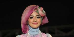 Gaya Berhijab Unik Nuri Maulida
