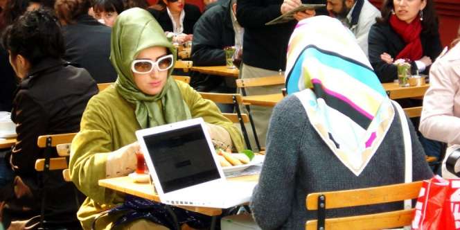 Ulama Saudi Haramkan Chatting Pria dan Wanita