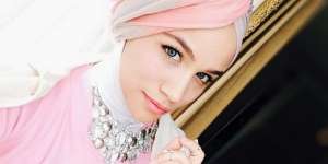 Gaya Hijab Fotografer Cantik Asal Swiss