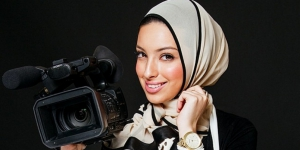 Foto Presenter Hijab cantik Beraksi di Lapangan