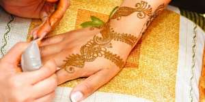 Seni Henna Bantu Pasien Kanker