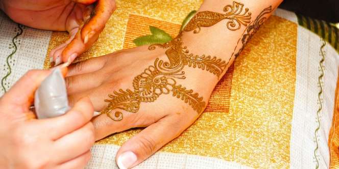 Seni Henna Bantu Pasien Kanker