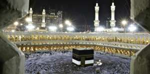 Nekat, Jamaah Afrika Ini Panjat Bangunan Dekat Kabah