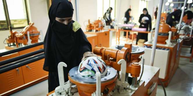 Kisah para Muslimah Pembuat Bola Piala Dunia Brasil