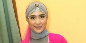 Hijab Elegan ala April Jasmine `Solmed`