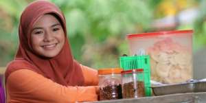 Saat Si Cantik Eriska Rein Berhijab