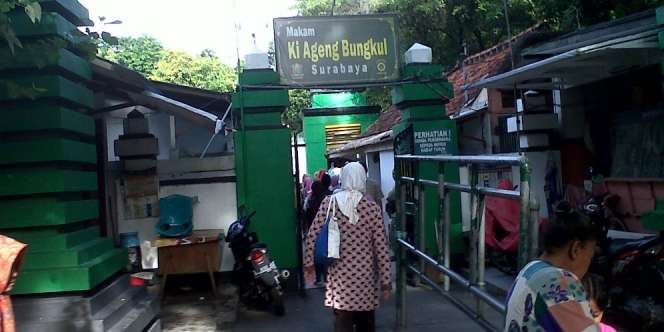 Berburu Air Bertuah di Makam Mbah Bungkul Surabaya