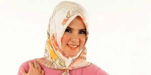 Gaya Unik Hijab 'Tabrak' Angel Lelga