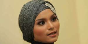 Hijaber Hamil Tampil Gaya dengan Jins
