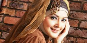 Tengok Gaya Busana Penyanyi Religi Cantik Ini