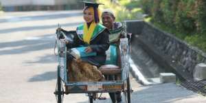 Wisudawan Terbaik Itu Hijaber Anak Tukang Becak