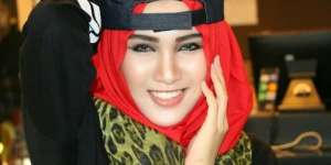 Si Cantik Atika Sari Bergaya Hijab Casual Trendi