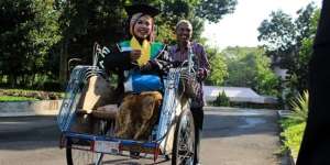 Hijaber Anak Penarik Becak 'Banjir' Beasiswa