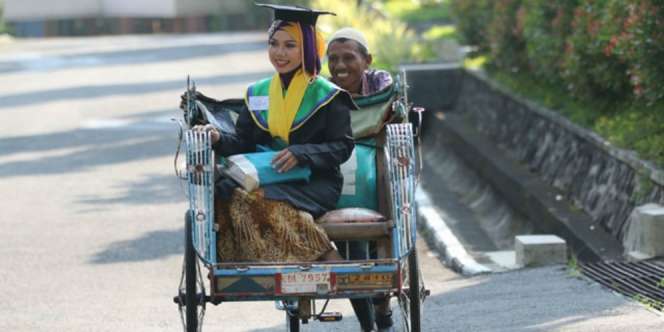 Intip Persiapan Hijaber Anak Pengayuh Becak Sebelum ke Inggris