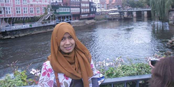 Hijaber Anak Petani Lulus dengan IPK Nyaris Sempurna