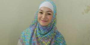 Gaya Hijab Cantik Istri Ustaz Riza