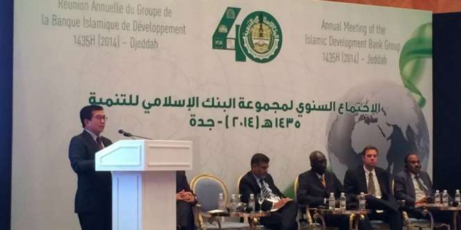 Ketua OJK Pamer Sukses Industri Syariah di Forum IDB