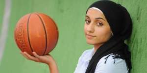 Pebasket Fenomenal Berjuang Hapus Larangan Hijab