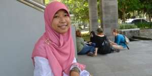 Hijaber Anak Tukang Kue Apem, Raih Mimpi Jadi Dokter Gigi