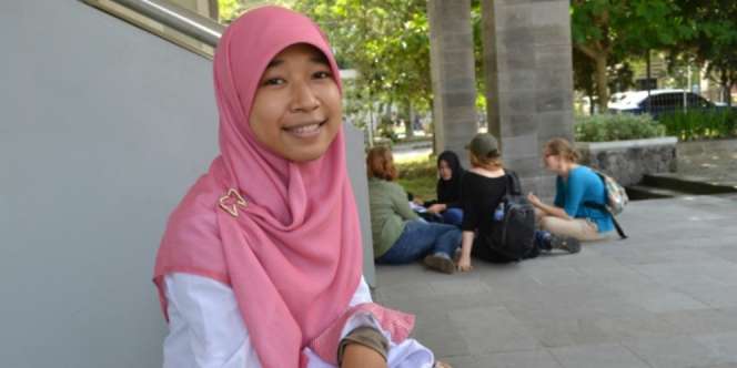 Hijaber Anak Tukang Kue Apem, Raih Mimpi Jadi Dokter Gigi