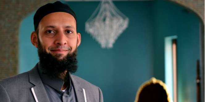 Imam Muda Ini Syiarkan Islam Bermodalkan iPad