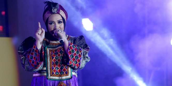 Abaya, Gaya Favorit Melly Goeslaw Setelah Berhijab