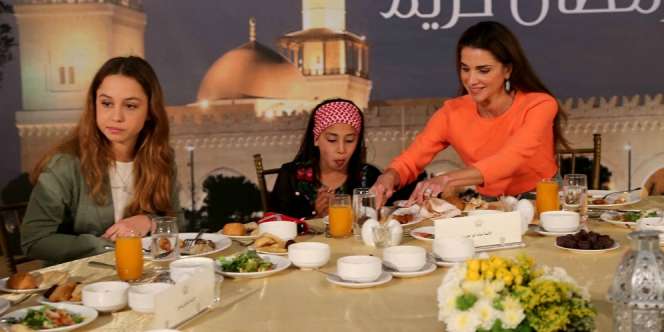 Ratu Cantik Jordania Buka Puasa Bareng Anak Yatim