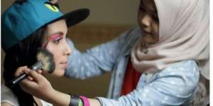 Aksi Hijaber Cilik, Si Perias Model Dewasa