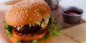 Hujan Gol Brasil vs Jerman, Rugikan Restoran Burger