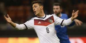 Ozil Tolak Jabat Tangan dengan Bos FIFA Pendukung Israel