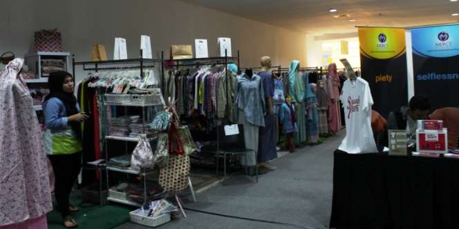 `Mustha Fair`, Saat Bazar Sambil Sedekah